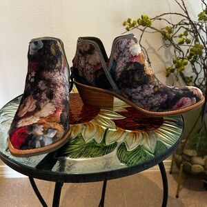 Sofft ankle boots size 6.5 USA 37.5 euro multi color floral
